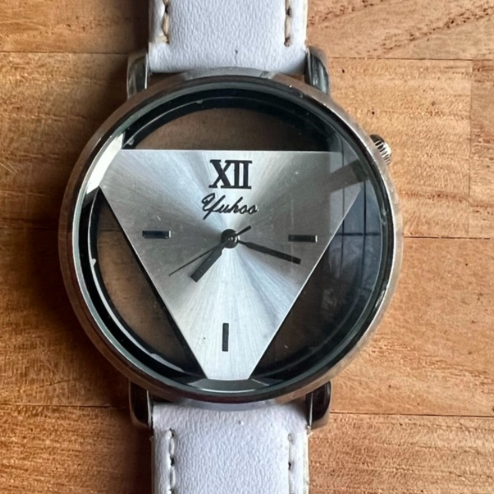 ladies silver tone white leather dress watch NEW BATTERY